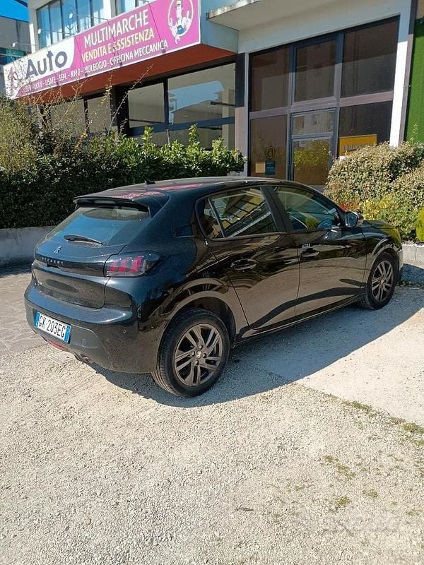 Usata Peugeot 208 Active+ 100 CV (73 kW) 2022 Nero Utilitaria