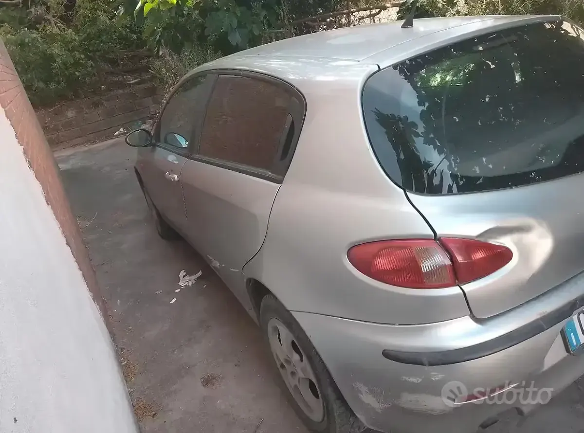 Usata Alfa Romeo 147 116 CV (85 kW) 2002 Grigio Utilitaria