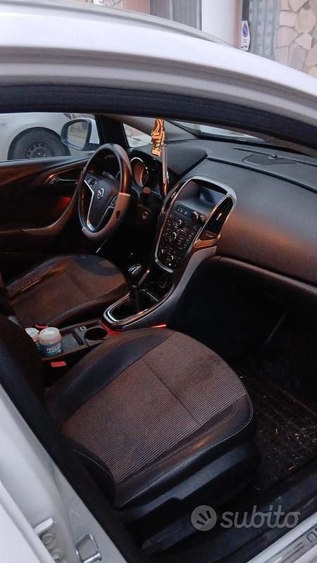Usata Opel Astra Cosmo 110 CV (80 kW) 2012 Bianco Station wagon