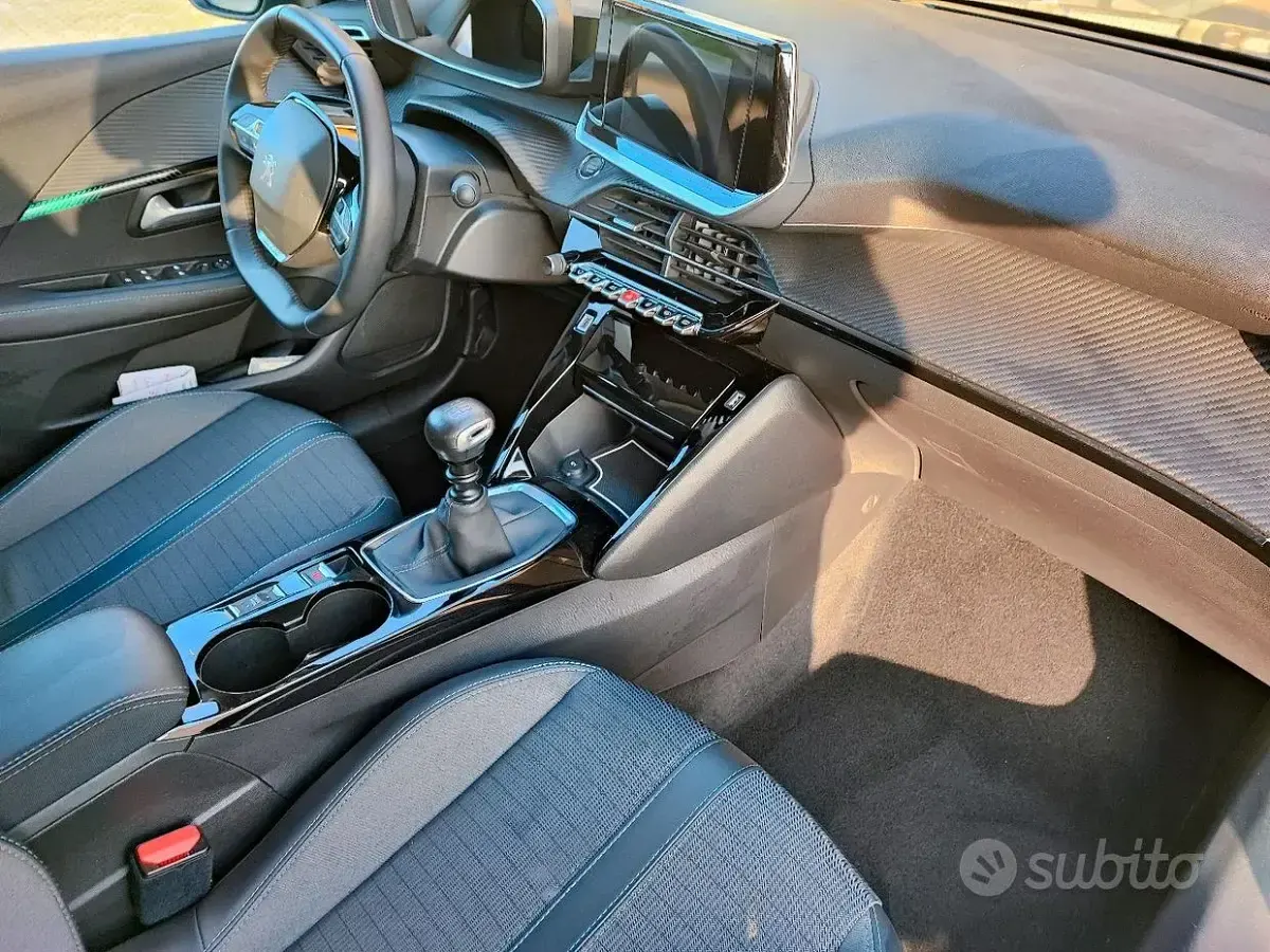 Usata Peugeot 208 Allure 102 CV (75 kW) 2022 Nero Utilitaria