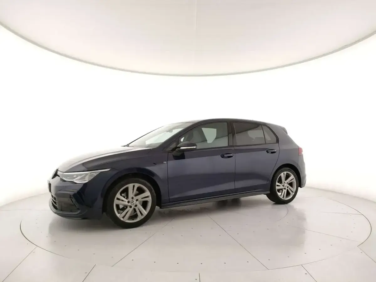 Usata VW Golf VIII R-line 131 CV (96 kW) 2023 Atlantic blue metallizzato Berlina