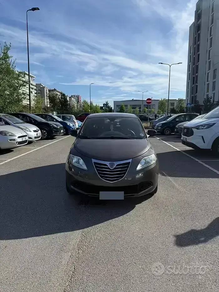 Usata Lancia Ypsilon 69 CV (50 kW) 2012 Grigio Utilitaria