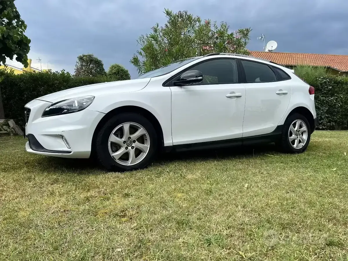 Usata Volvo V40 150 CV (110 kW) 2013 Bianco Berlina