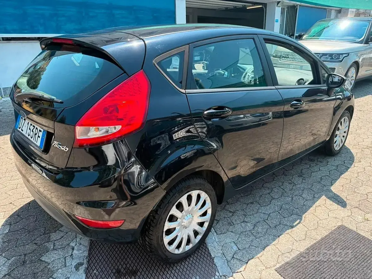 Usata Ford Fiesta 82 CV (60 kW) 2010 Nero Berlina