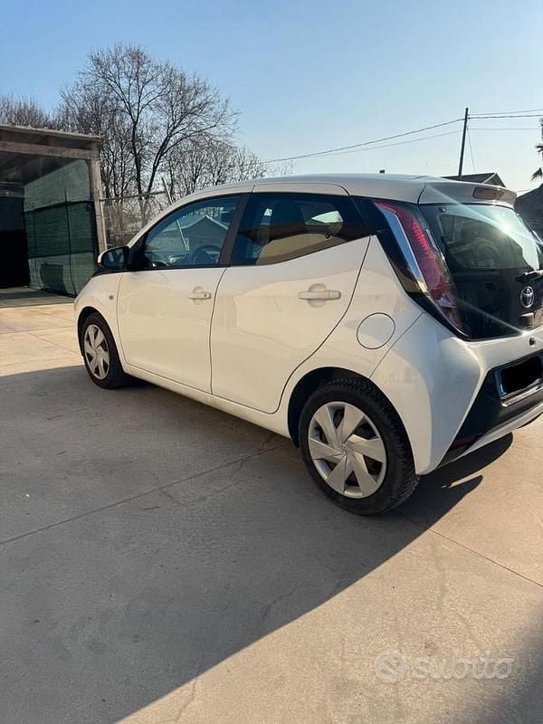 Usata Toyota Aygo X-clusiv 69 CV (50 kW) 2016 Bianco Utilitaria