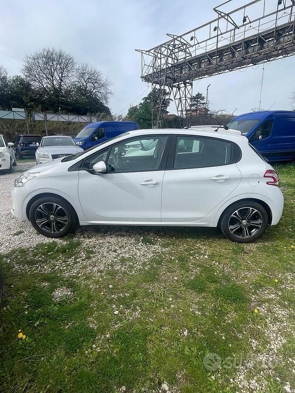 Usata Peugeot 208 Allure 82 CV (60 kW) 2015 Bianco Utilitaria