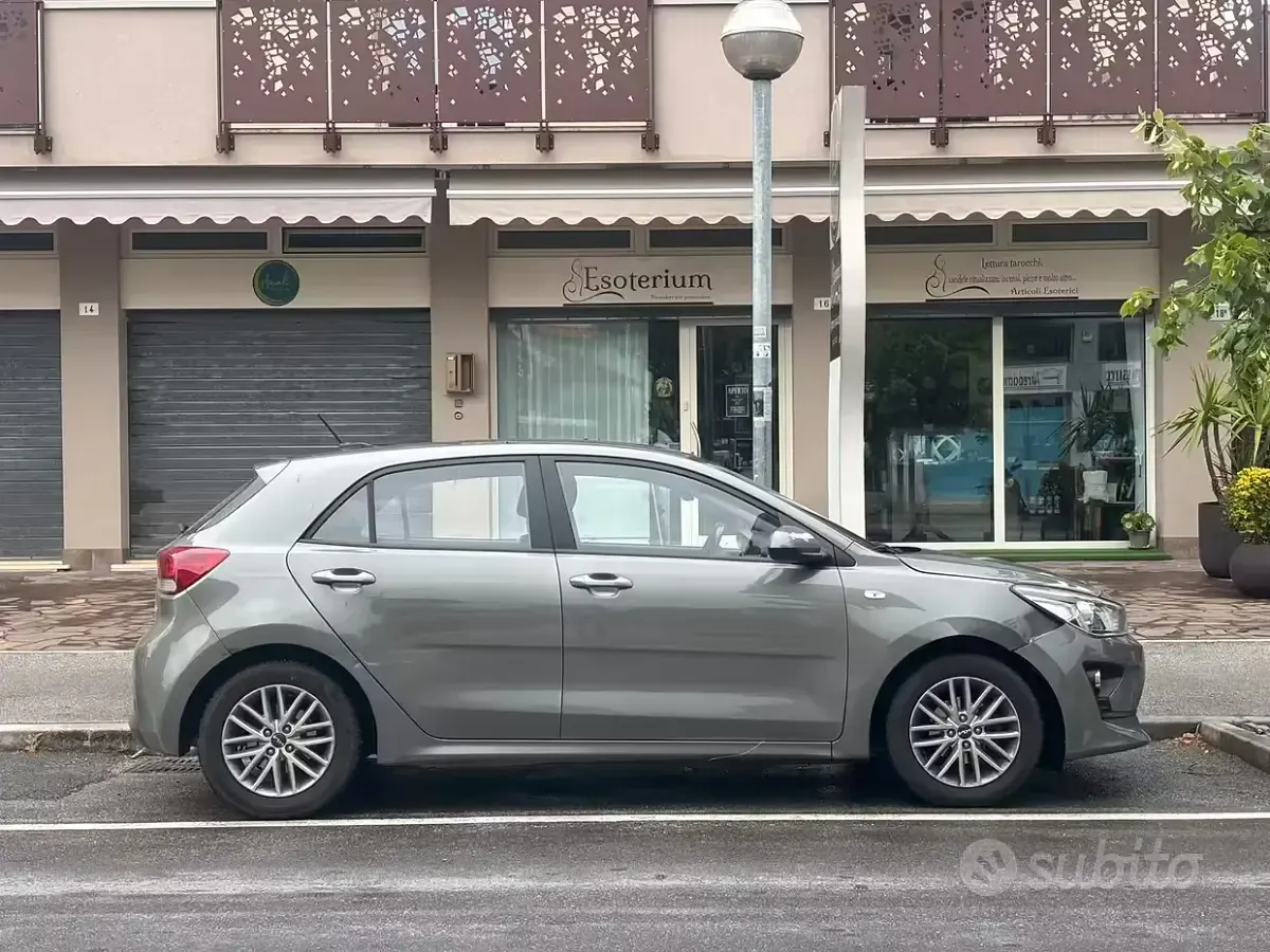 Usata Kia Rio 84 CV (61 kW) 2021 Grigio Berlina