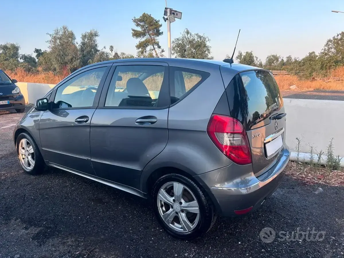 Usata Mercedes A180 116 CV (85 kW) 2010 Grigio Utilitaria