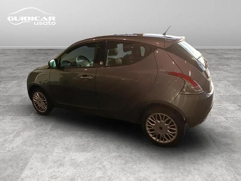 Usata Lancia Ypsilon Gold 69 CV (50 kW) 2017 Grigio metallizzato scuro Utilitaria
