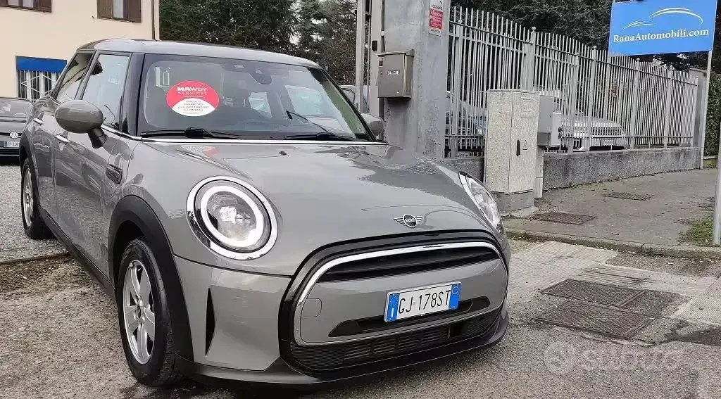 Usado Mini Cooper Classic 75 CV (55 kW) 2022 Gris Utilitario