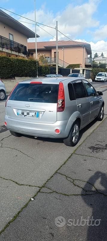 Usata Ford Fiesta 68 CV (50 kW) 2008 Grigio Utilitaria