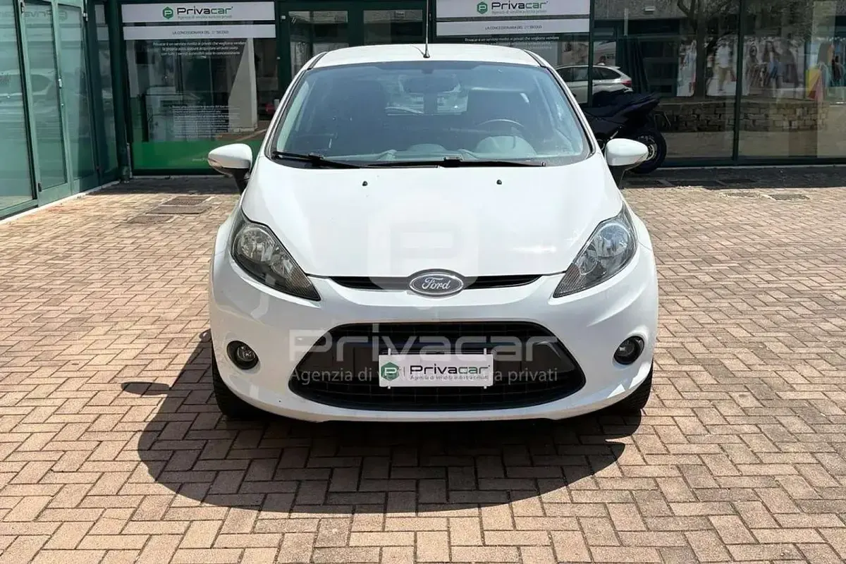 Usata Ford Fiesta Titanium 69 CV (50 kW) 2011 Grigio Utilitaria
