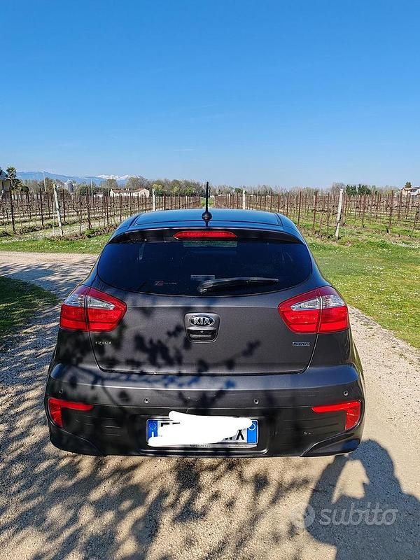 Usata Kia Rio 90 CV (66 kW) 2016 Grigio Utilitaria
