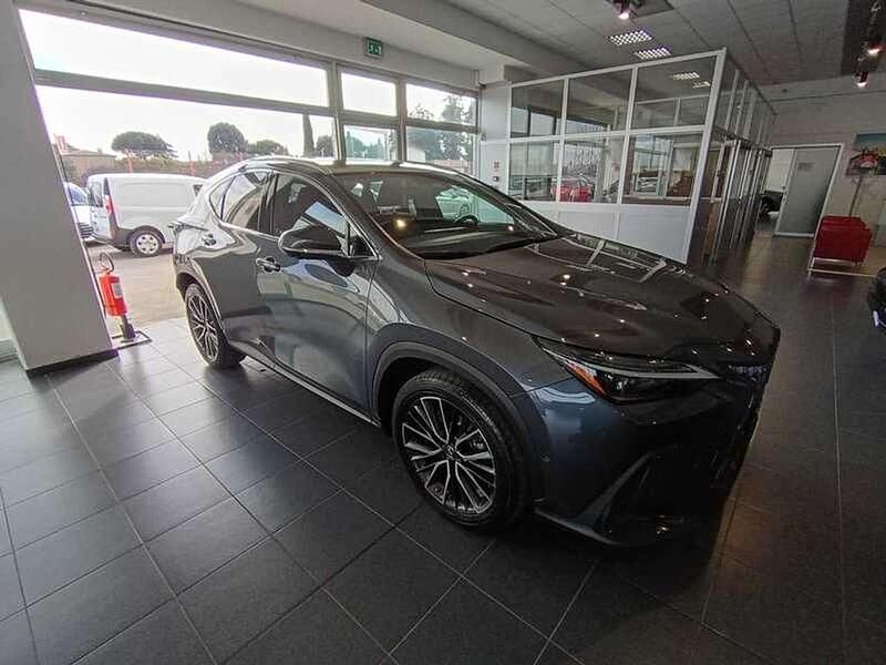 Usata Lexus NX350h Luxury Line 243 CV (178 kW) 2023 Grigio SUV