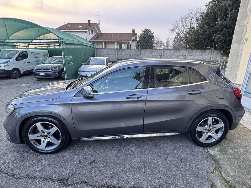 Usata Mercedes GLA180 Premium 122 CV (89 kW) 2019 Grigio SUV