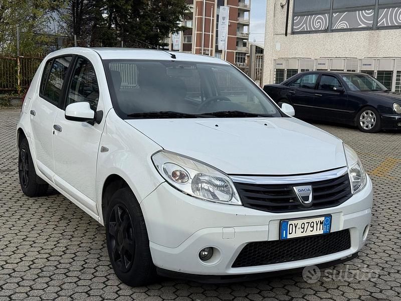 Bianco Usata 2010 Dacia Sandero Ambiance Tre volumi | 2999 € (Buon prezzo) - Immagine 1/4