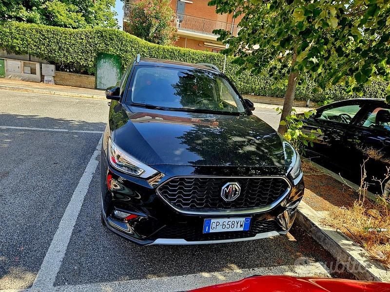 Usata MG ZS 106 CV (77 kW) 2023 Nero Berlina