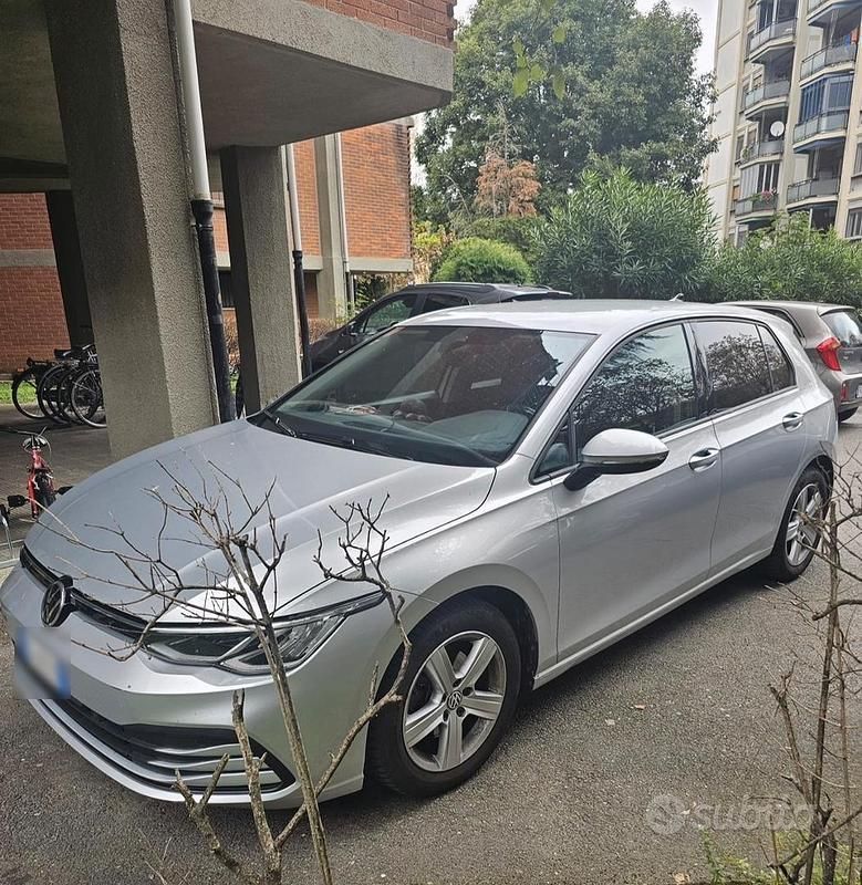 Grigio Usata 2021 VW Golf VIII Due volumi | 16.000 € (Buon prezzo) - Immagine 1/4