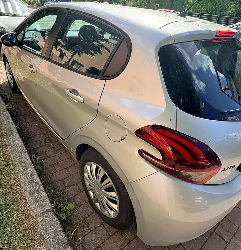 Usata Peugeot 208 Allure 82 CV (60 kW) 2015 Argento Utilitaria