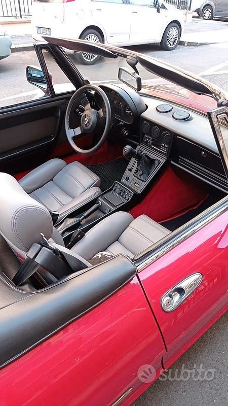 Begagnad Alfa Romeo Spider Quadrifoglio Verde 125 HK (91 kW) 1997 Röd Cab