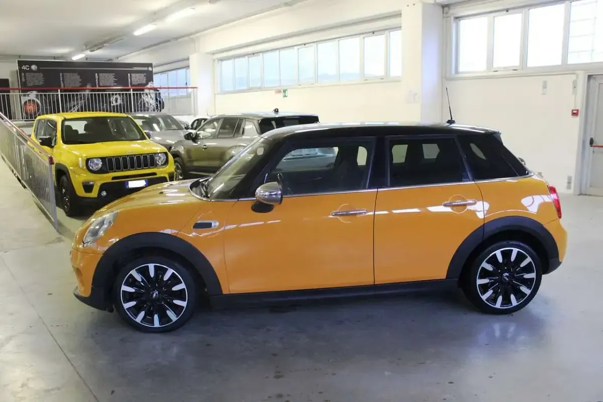 Usata Mini Cooper D Business 95 CV (69 kW) 2015 Arancione Utilitaria