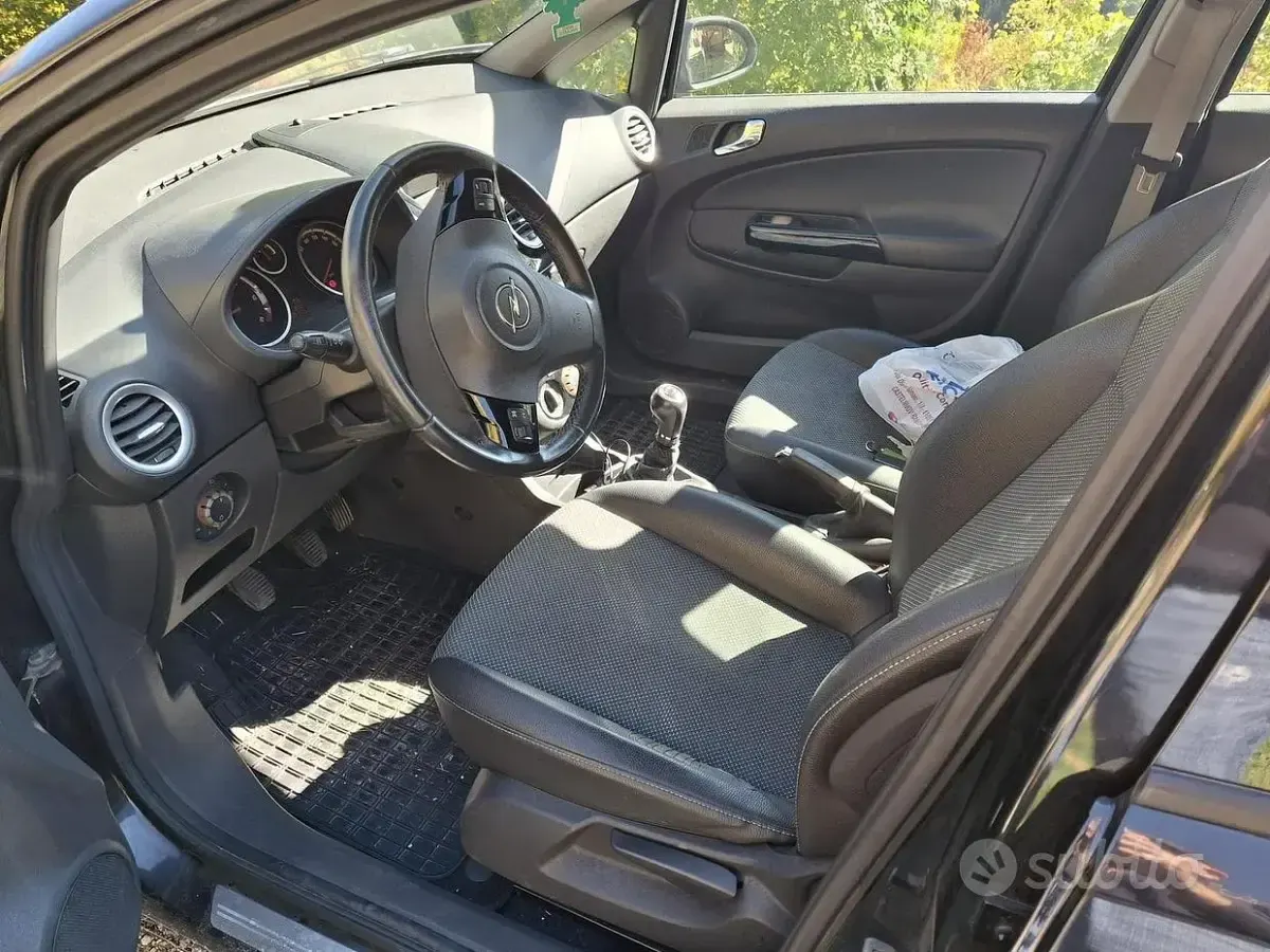 Usata Opel Corsa 90 CV (66 kW) 2010 Nero Utilitaria