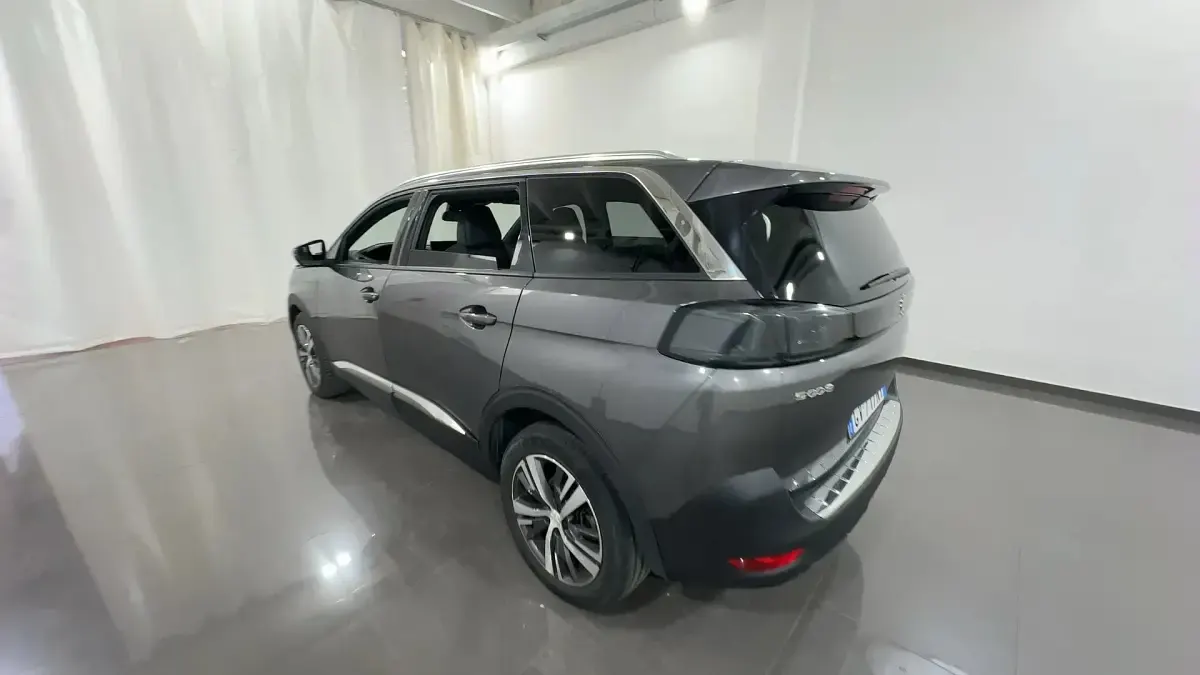 Usata Peugeot 5008 Allure 131 CV (96 kW) 2024 Grigio platinum SUV