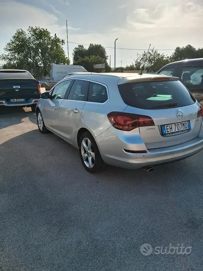 Usata Opel Astra 130 CV (95 kW) 2012 Grigio Station wagon