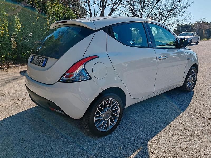 Begagnad Lancia Ypsilon 2012 Vit Halvkombi