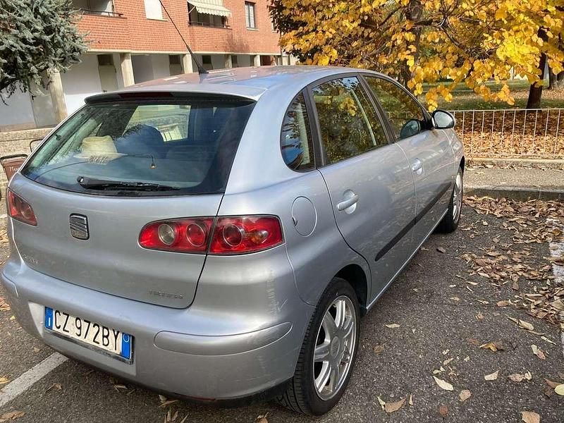 Grigio Usata 2005 Seat Ibiza Tre volumi | 2000 € (Buon prezzo) - Immagine 1/4