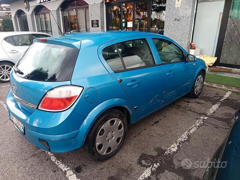 Używany Opel Astra 101 KM (74 kW) 2004 Niebieski Sedan/Limuzyna