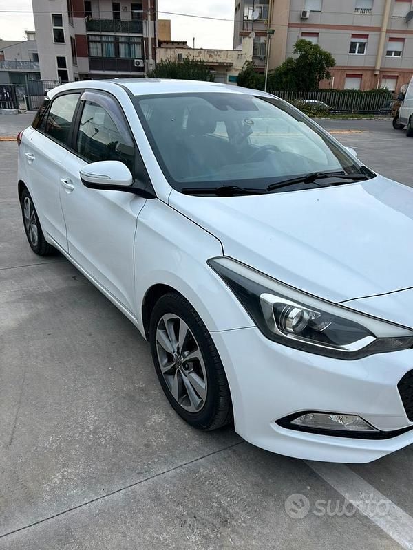 Bianco Usata 2017 Hyundai i20 Comfort Tre volumi | 9999 € - Immagine 1/4