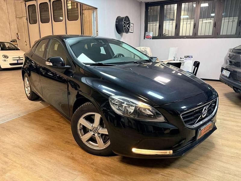Usata Volvo V40 Kinetic 150 CV (110 kW) 2015 Nero Berlina