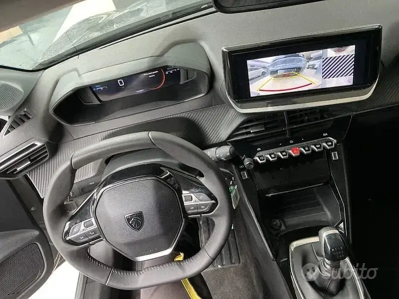 Usata Peugeot 208 Allure 101 CV (74 kW) 2025 Grigio Utilitaria
