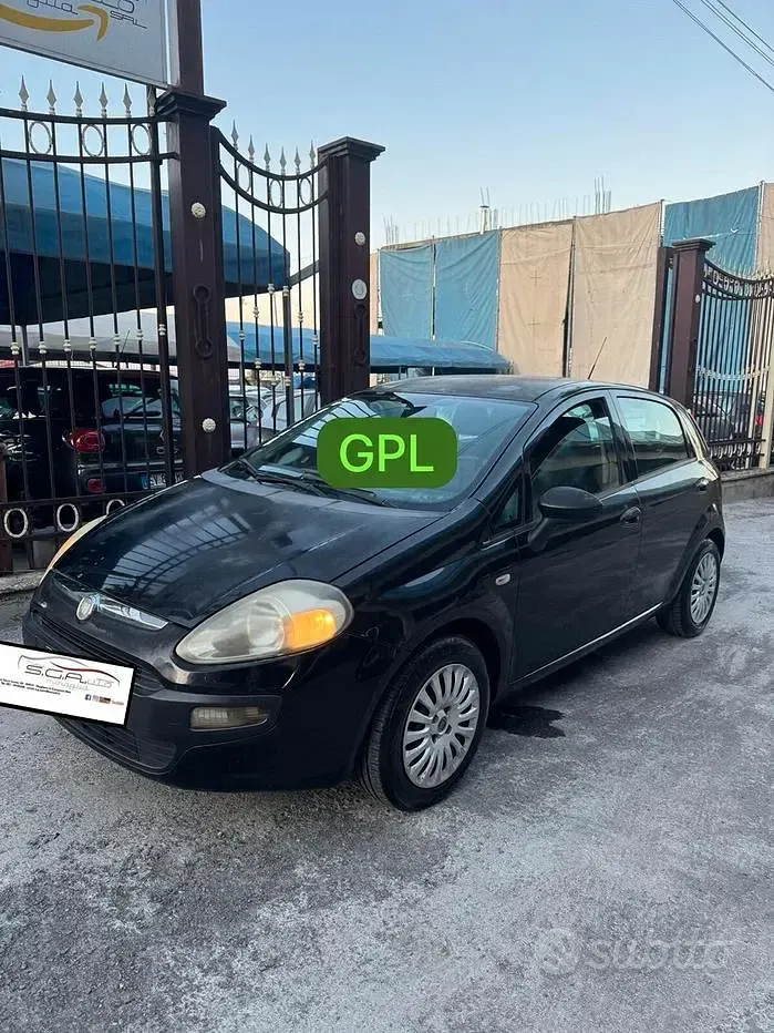Usado Fiat Punto Active 60 CV (44 kW) 2010 Negro Utilitario