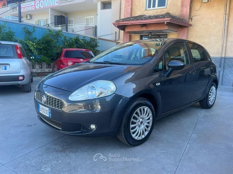 Gray Usata 2010 Fiat Grande Punto Due volumi | 2700 € (Ottimo prezzo) - Immagine 1/4
