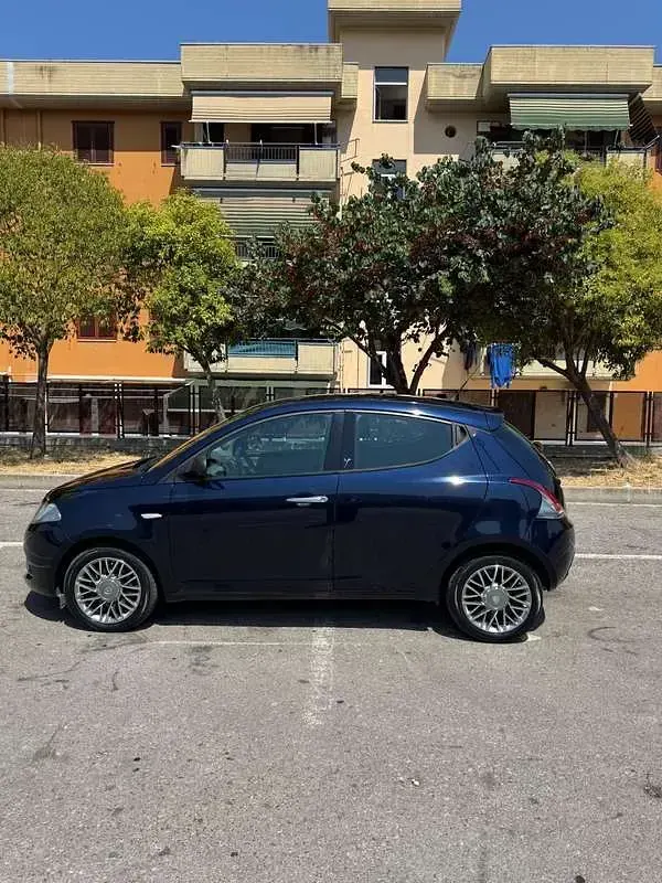 Usata Lancia Ypsilon Gold 95 CV (69 kW) 2017 Blu/azzurro Utilitaria