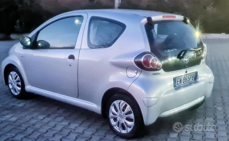 Usata Toyota Aygo Connect Style 67 CV (49 kW) 2011 Grigio Utilitaria