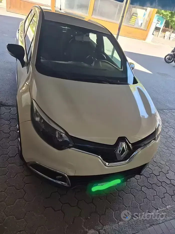 Usata Renault Captur 110 CV (80 kW) 2017 Giallo SUV