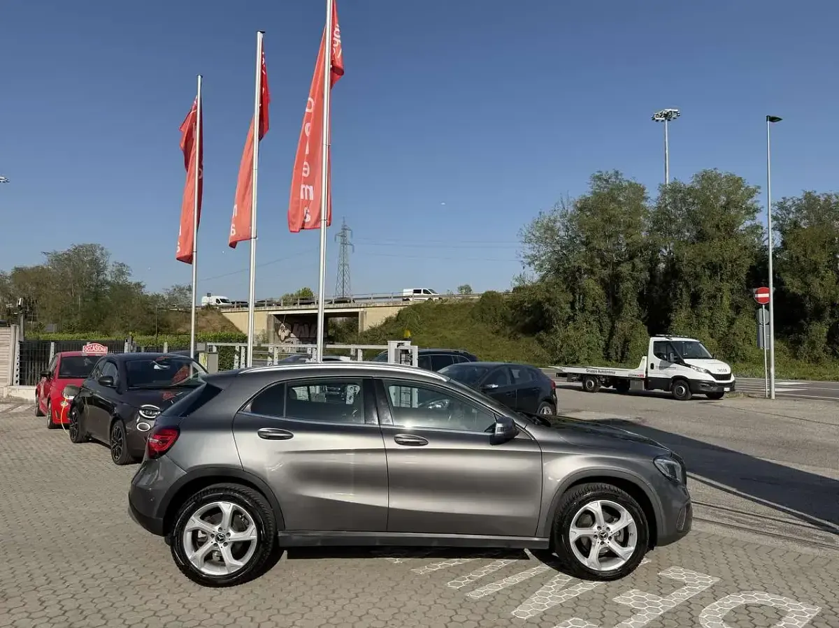 Usata Mercedes GLA200 Premium 136 CV (100 kW) 2017 Grigio cometa SUV