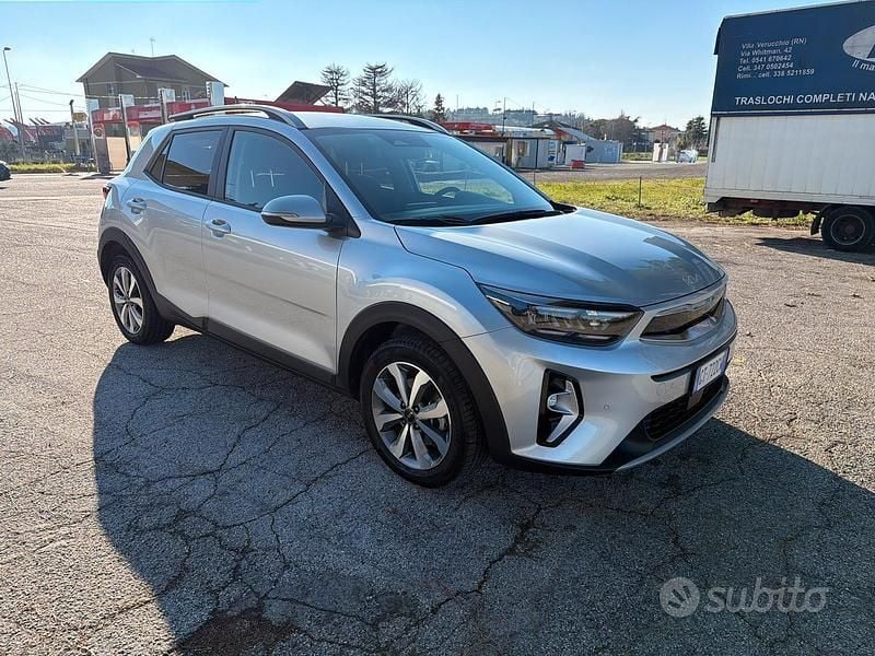 Grigio Usata 2024 Kia Stonic SUV | 17.000 € (Buon prezzo) - Immagine 1/4