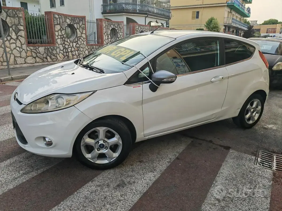 Usata Ford Fiesta Titanium 97 CV (71 kW) 2009 Bianco Berlina