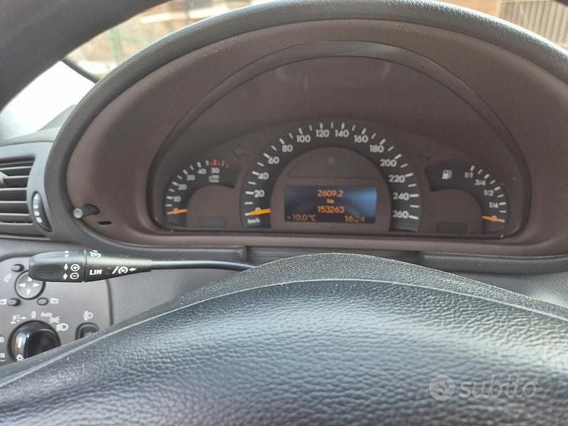Usata Mercedes 220 150 CV (110 kW) 2003 Grigio Berlina