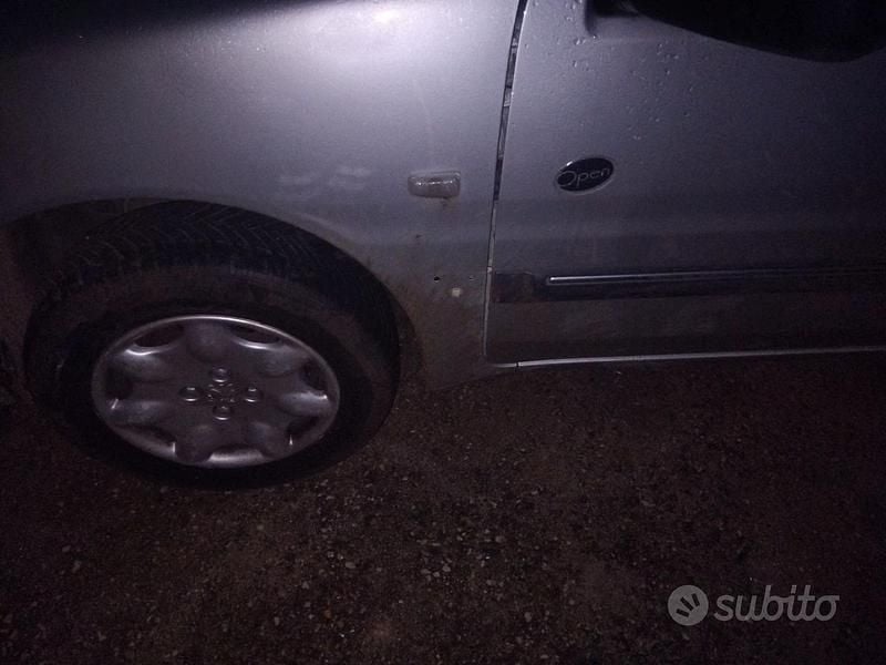 Usata Peugeot 106 57 CV (41 kW) 2002 Grigio Utilitaria