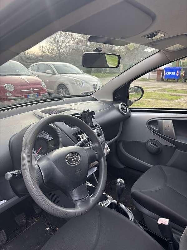 Usata Toyota Aygo 68 CV (50 kW) 2007 Argento Utilitaria