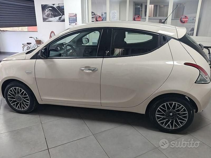 Usata Lancia Ypsilon Gold 69 CV (50 kW) 2016 Beige Utilitaria