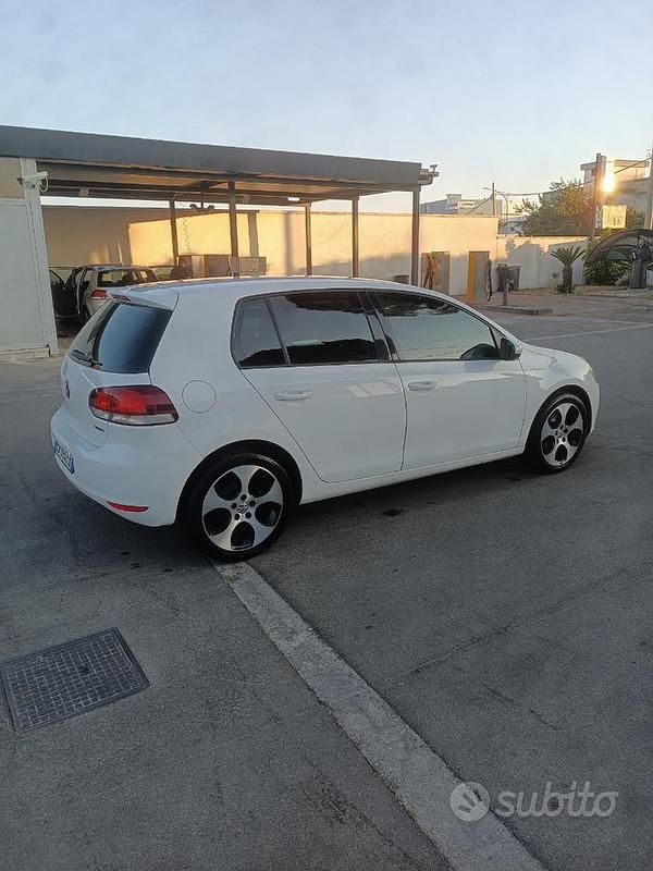 Bianco Usata 2010 VW Golf VI Tre volumi | 6500 € (Buon prezzo) - Immagine 1/4