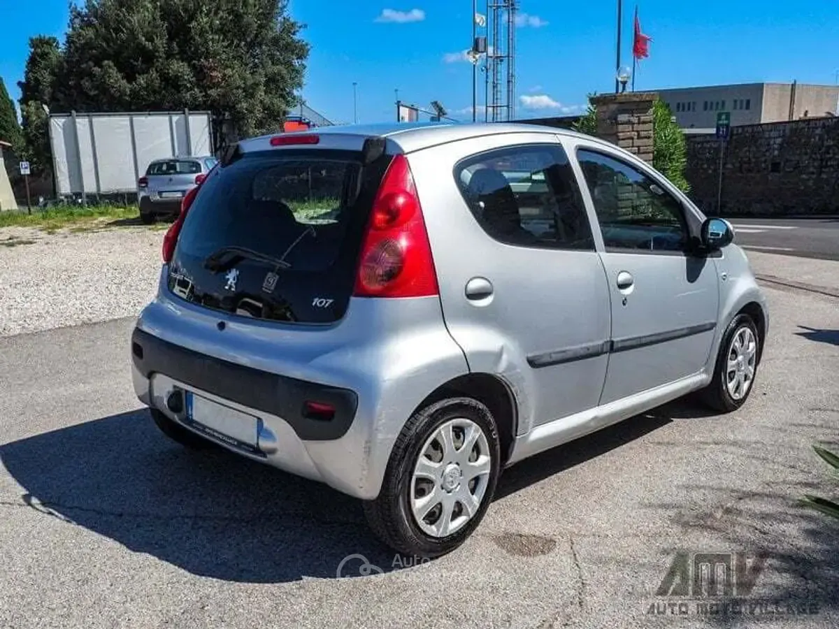 Gebraucht Peugeot 107 68 PS (50 kW) 2011 Silber Kleinwagen