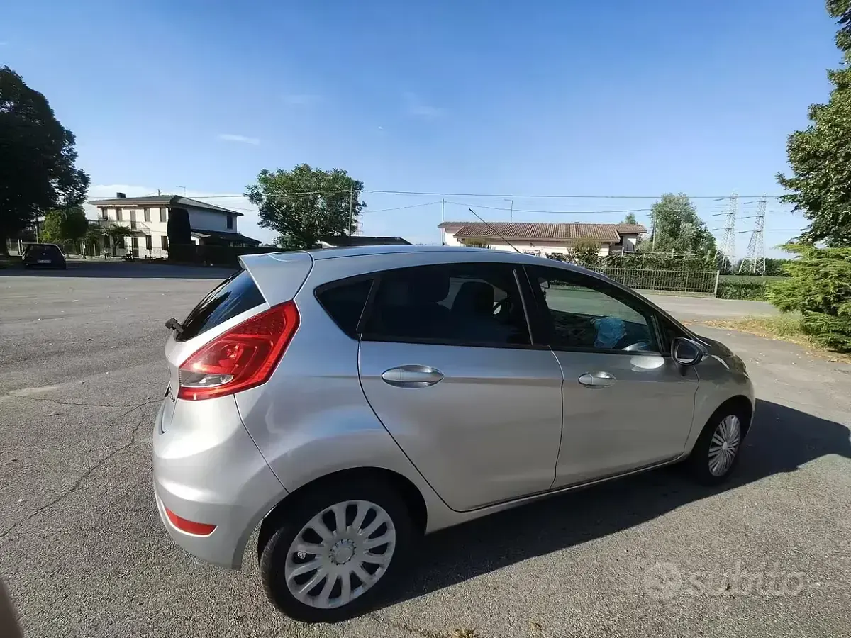 Usata Ford Fiesta 82 CV (60 kW) 2011 Grigio Utilitaria