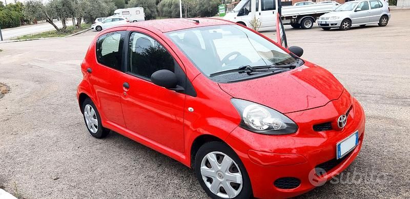 Usata Toyota Aygo 68 CV (50 kW) 2009 Rosso Utilitaria